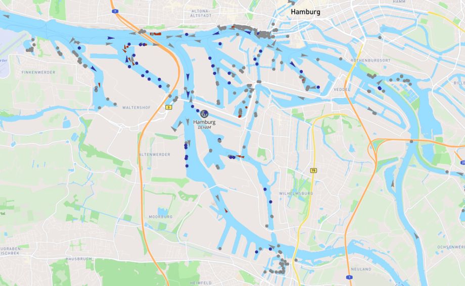 Kartenansicht des Hamburger Hafens mit eingetragenen Schiffspositionen