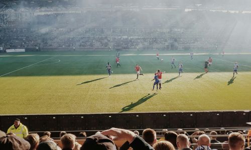 Blick von der Tribüne auf ein Fußballspiel