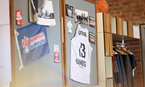 Trikots und Fanutensilien der Hamburg Towers und Handball Hamburg im soft-park-Büro